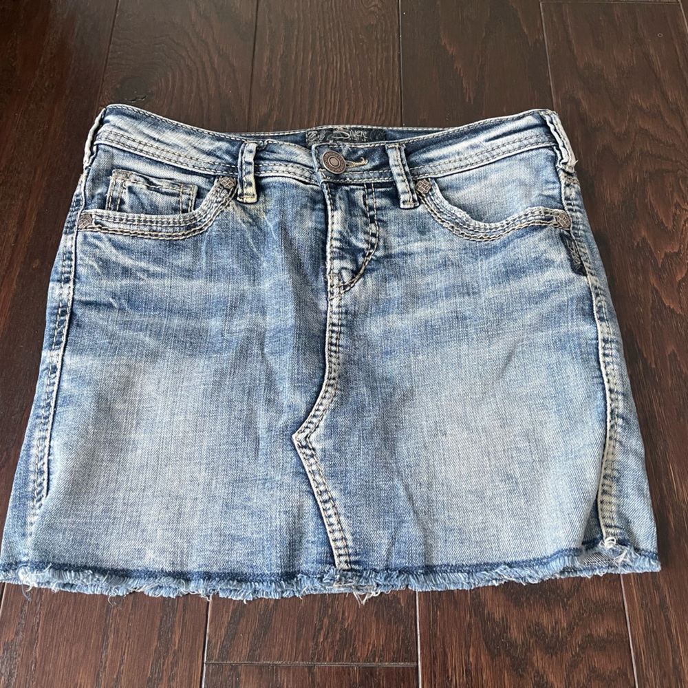 Silver Jeans Francy Mid Mini Denim Skirt Women 25 Stone Wash Distressed Raw Hen